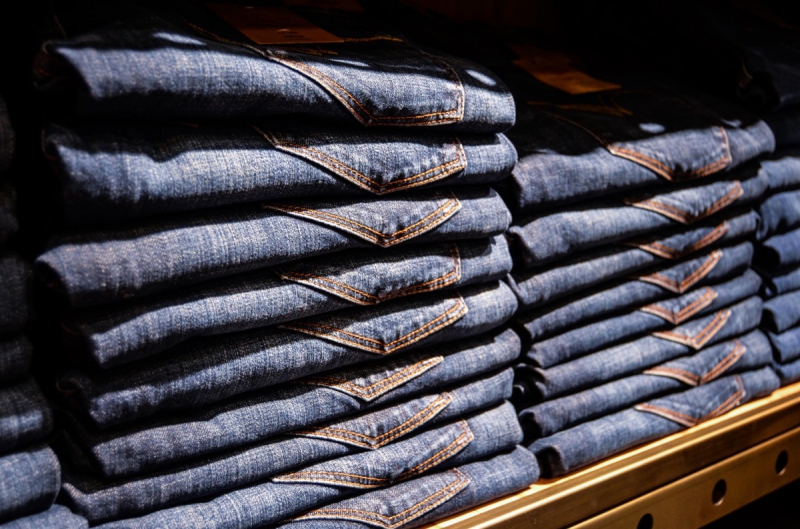 magasin-TOURVES-min_jeans_pants_blue_shop_shopping_shelf_exhibition_buy-940702